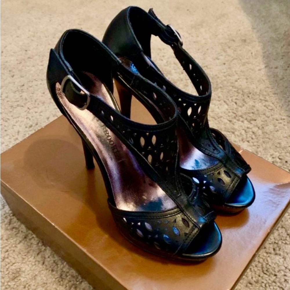 Audrey Brooke Kourtney Black High Heel Shoes in size 6.5